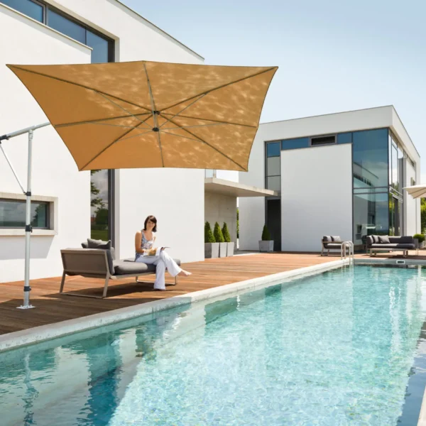 Sonnenschirme kaufen – moderner Ampelschirm für Terrasse mit Pool bei Nagai