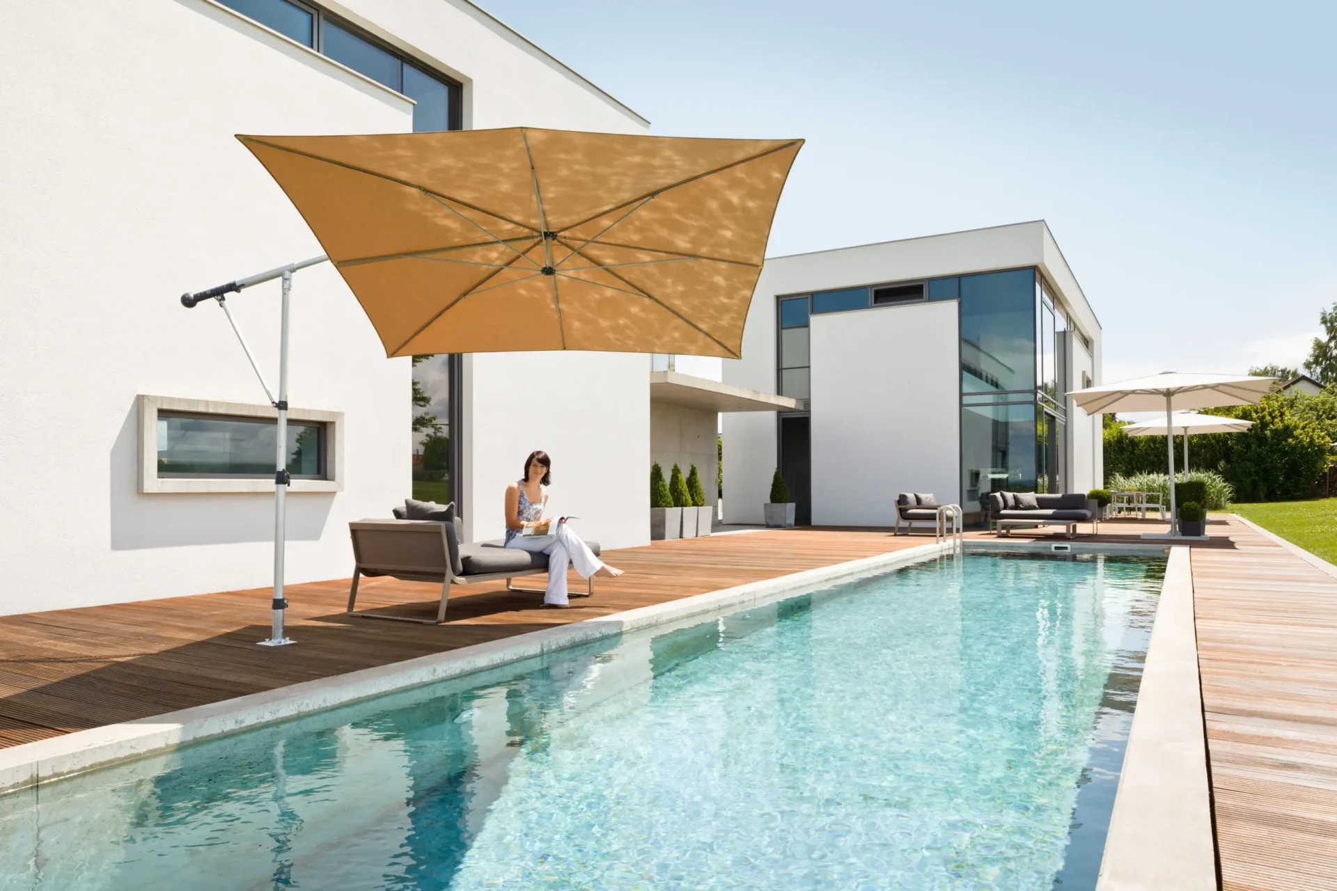 Sonnenschirme kaufen – Ampelschirm Terrasse Pool Sonnenschirme kaufen – moderner Ampelschirm für Terrasse mit Pool bei Nagai