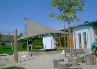 Sonnensegel Schatten-Systeme Sonnenschutz, Hitzeschutz und Regenschutz die flexible Überdachung Anwendungsbeispiel Kita-Außenbereich Berlin