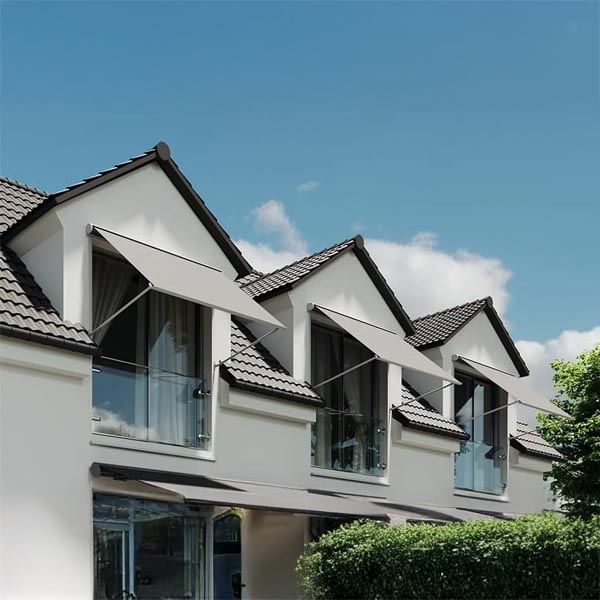 Fallarmmarkise auf Balkon/Terrasse bietet flexiblen Sonnenschutz und stilvolles Design.