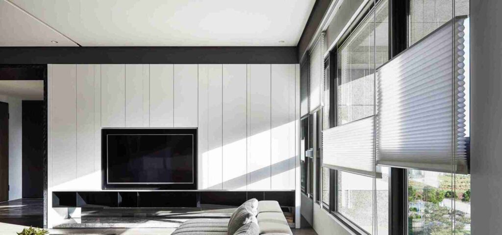 Dachgeschosszimmer mit lichtdurchlässigen Plissees für optimalen Sichtschutz