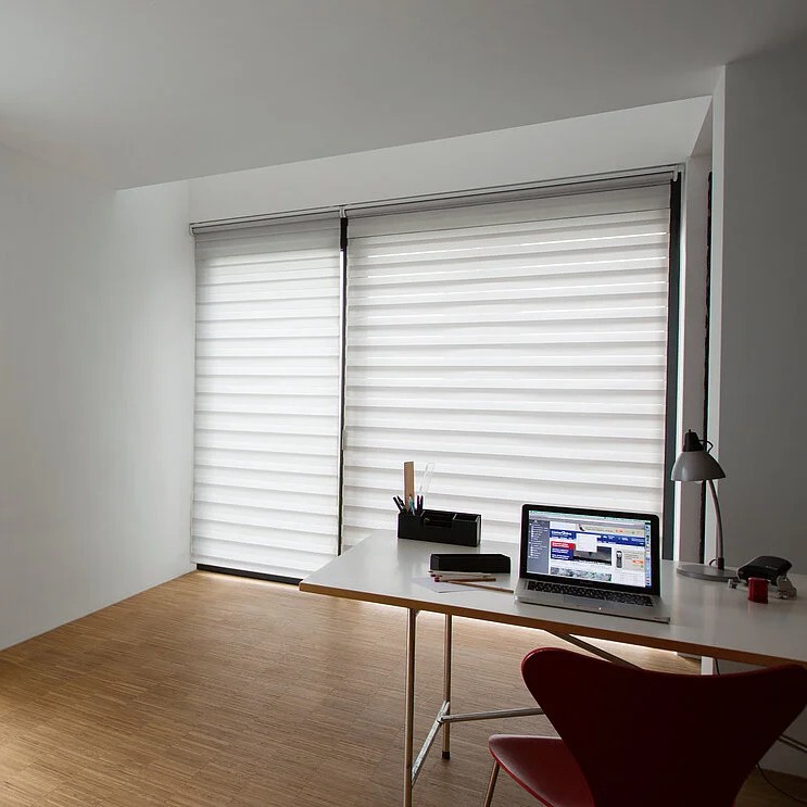 Moderne Doppelrollos als idealer Sonnen- und Sichtschutz für Büroräume in Berlin.