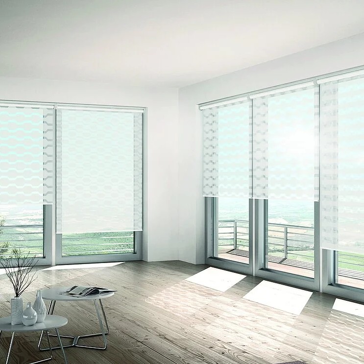 Moderne lichtdurchlässige Doppelrollos als stilvoller Sicht- und Sonnenschutz für große Fenster in Berlin.