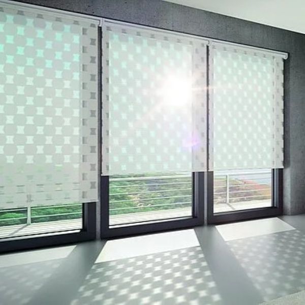 Hochwertige Doppelrollos mit modernem Design als flexibler Sonnen- und Sichtschutz für Wohnräume in Berlin.