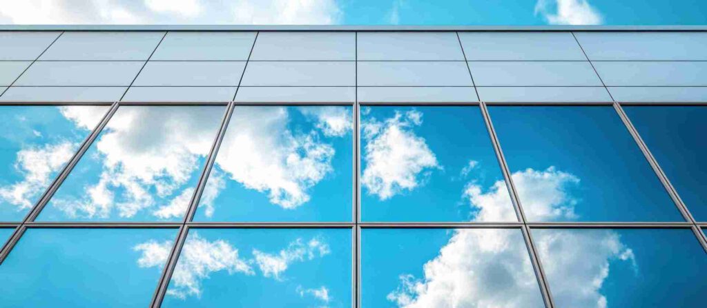 Fenster mit reflektierender Sonnenschutzfolie