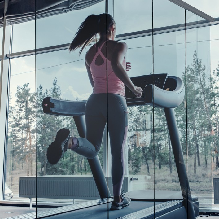 Flächenvorhänge für Glasfronten in Berlin – moderner Sonnenschutz für Fitnessstudios und Gewerberäume