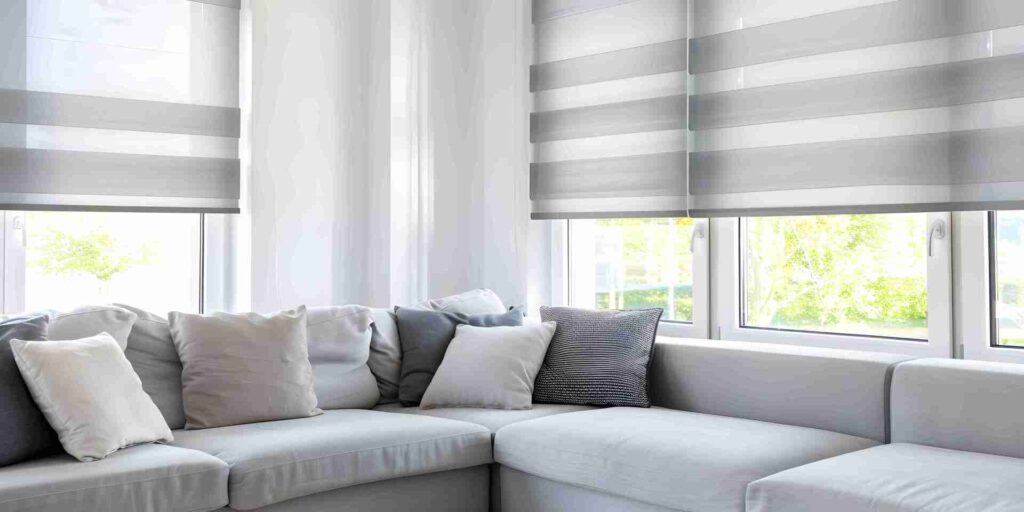 Halbtransparentes Rollo am Fenster als praktischer Sichtschutz