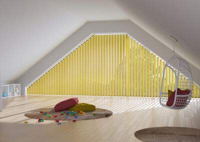 Gelbe Lamellenvorhänge an einer Dachschräge in einem modernen Kinderzimmer in Berlin
