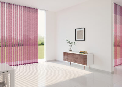 Elegante Lamellenvorhänge in einem modernen Wohnraum in Berlin