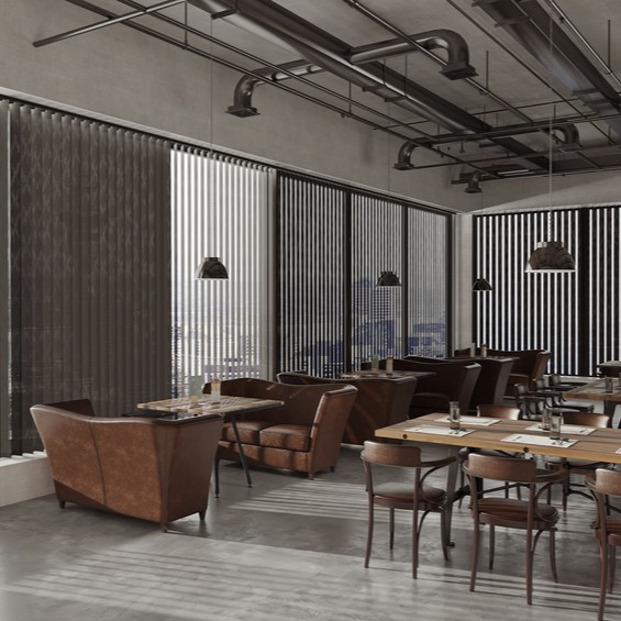 Stilvolle Lamellenvorhänge in einem modernen Restaurant in Berlin – idealer Sonnenschutz und Sichtschutz für die Gastronomie.