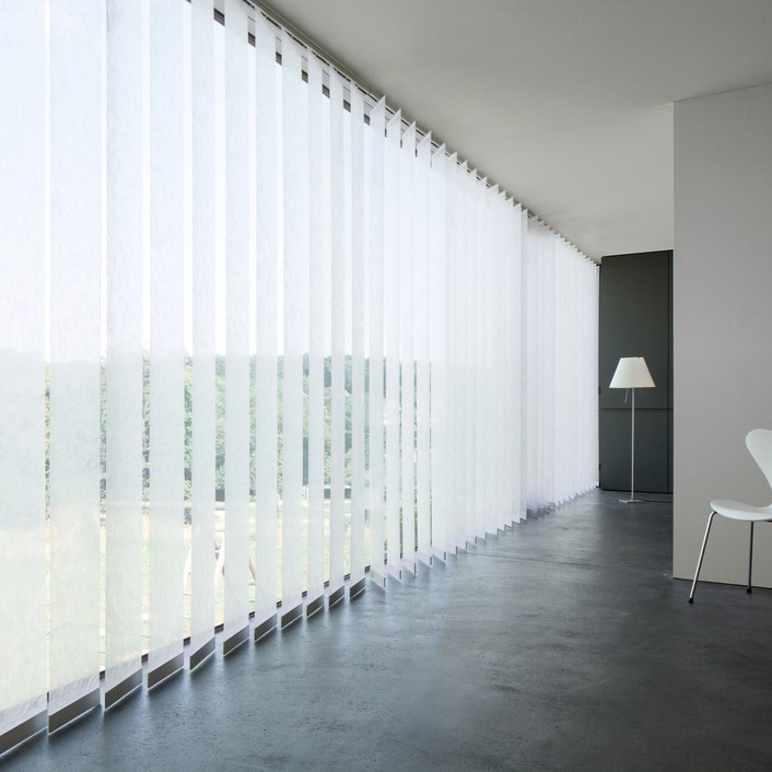 Lichtdurchlässige Lamellenvorhänge als stilvoller Sicht- und Sonnenschutz für große Fenster in Berlin.