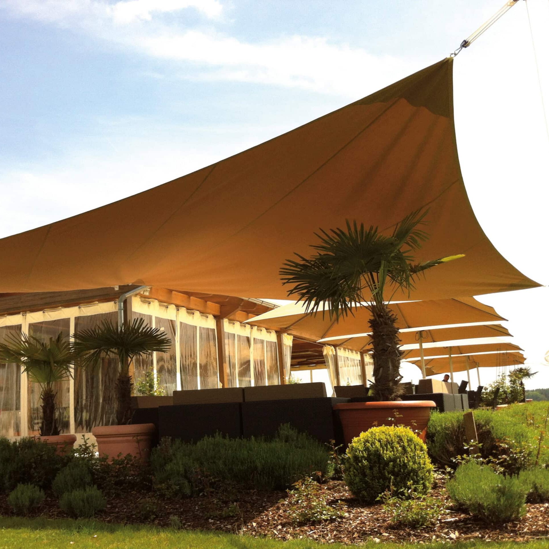 Sonnensegel auf Maß aufrollbar mit Seilspanntechnik Flexible Überdachung Schutzdach wasserdicht winterfest Sonnenschutz Hitzeschutz und Regenschutz für Restaurant, Gastronomie Berlin