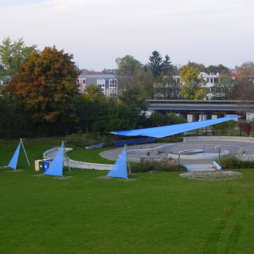 Sonnensegel mit Seilspanntechnik auf Maß aufrollbar Flexible Überdachung Schutzdach wasserdicht winterfest Sonnenschutz Hitzeschutz und Regenschutz für den Wasserspielplatz Berlin